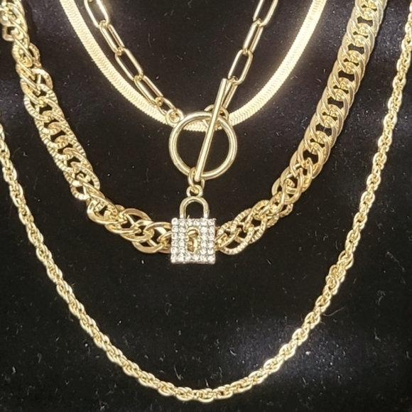 🟢$5 ! NWT Multi layer rhinestone locket necklace - Picture 2 of 3